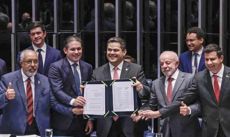 Congresso homenageia Paulo Paim ao promulgar fim da escala 6x1