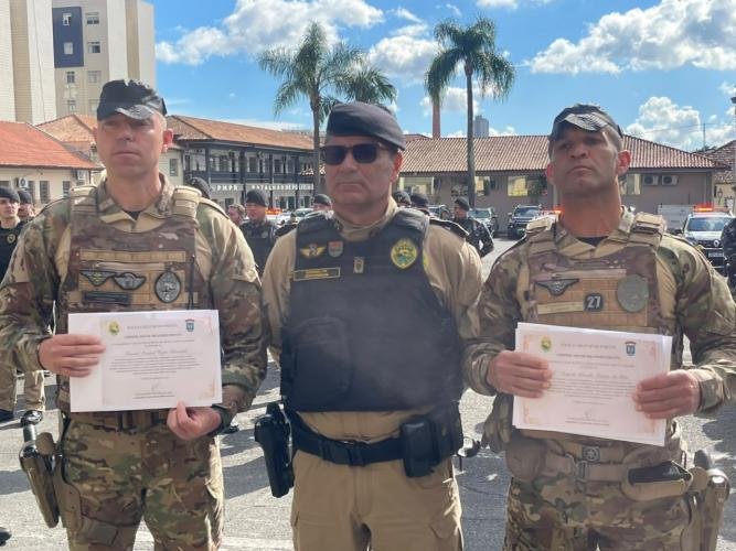 Polícia Militar homenageia agentes que salvaram crianças em CMEI de Curitiba
