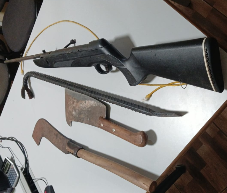 Homem é preso por agredir irmã e polícia apreende arma em Santa Cruz de Monte Castelo