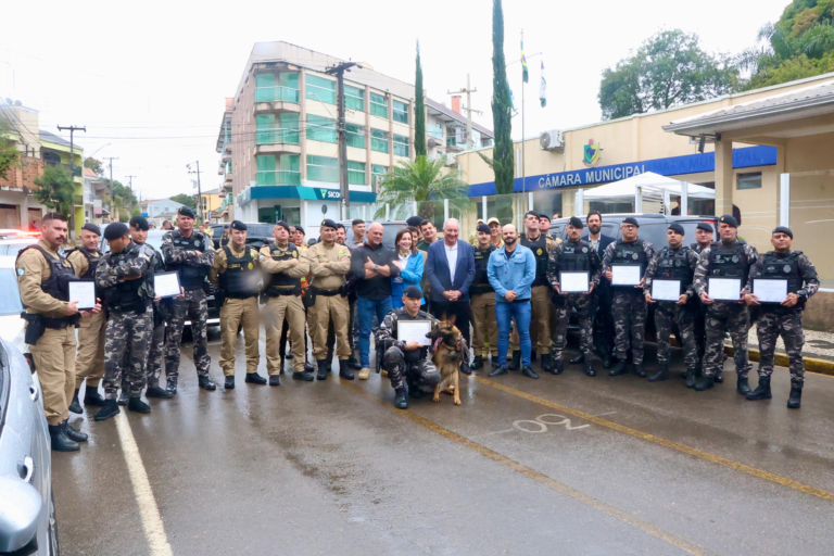 Policiais militares recebem maior homenagem de Rio Branco do Sul após ação de resgate