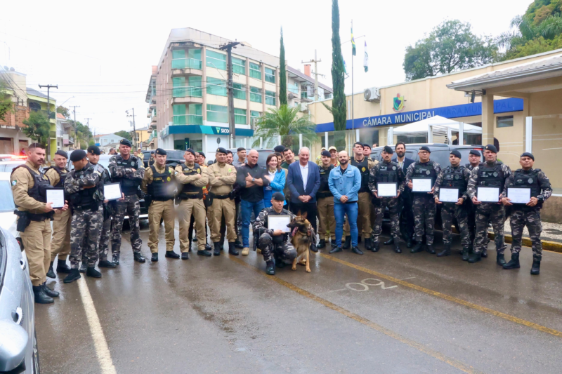 Policiais militares recebem maior homenagem de Rio Branco do Sul após ação de resgate
